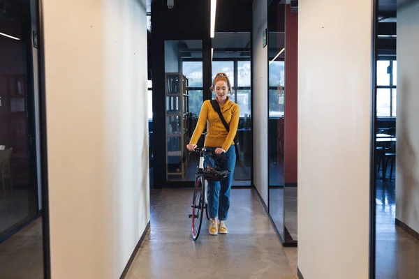 Mitte Erwachsene Kaukasische Geschäftsfrau Mit Fahrrad Flur Des Kreativen Büros — Stockfoto