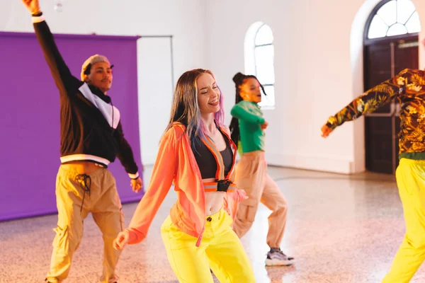 Зображення Групи Різноманітних Жіночих Чоловічих Хіп Хоп Танцюристів Які Беруть — стокове фото