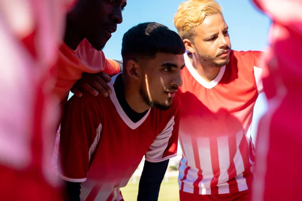 Atletas Fútbol Masculino Multirraciales Discutiendo Mientras Acurrucan Patio Recreo Durante —  Fotos de Stock
