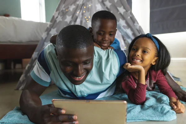 Mosolygó Multiracionális Apa Digitális Tabletta Használata Közben Pihentető Gyerekekkel Takaró — Stock Fotó