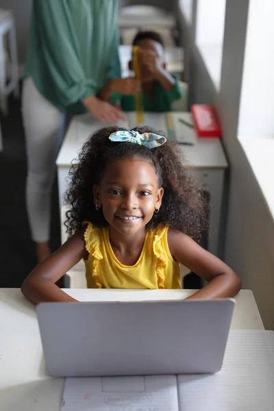 교실에서 책상에서 노트북을 사용하여 아프리카 미국인 초등학생에게 미소짓는 변경되지 — 스톡 사진