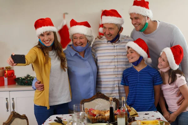 Wielopokoleniowa Rodzina Kaukaska Robi Sobie Selfie Smartfonem Uśmiechem Nosząc Czapki — Zdjęcie stockowe