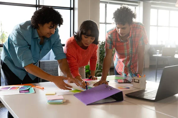 オフィスでの会議でビジネス戦略を計画する創造的な多人種デザインの専門家 変化のないチームワーク創造的なビジネス職場多様性デザインの職業 — ストック写真