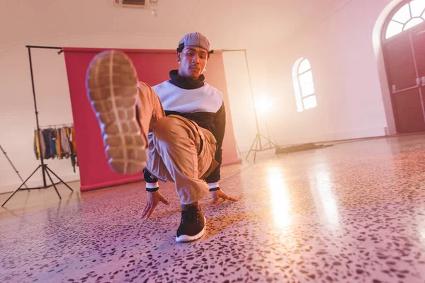 スタジオでの出産男性ヒップホップダンサーのイメージ ダンス リズム 動きとトレーニングの概念 — ストック写真