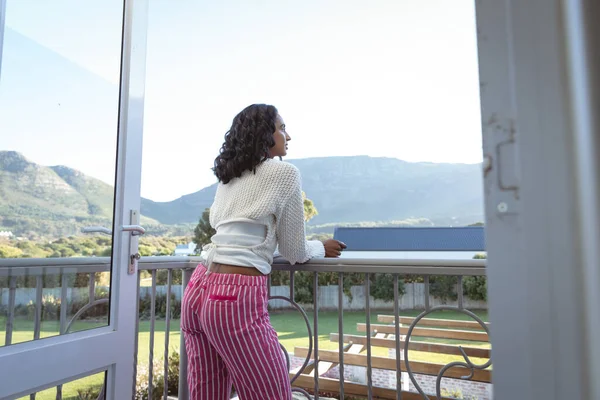 Przemyślana Birasowa Młoda Kobieta Odwracając Wzrok Opierając Się Balustradzie Balkonie — Zdjęcie stockowe