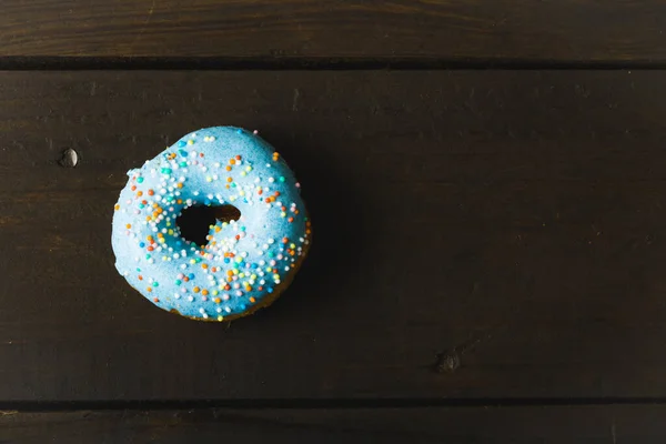 Diretamente Acima Vista Donut Azul Fresco Com Aspersores Mesa Madeira — Fotografia de Stock