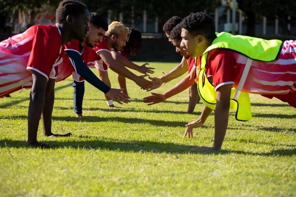 Multiraciale Mannelijke Spelers Rode Uniformen Oefenen High Five Push Ups — Stockfoto