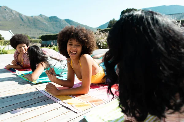夏天的时候 快乐而又活泼的女性朋友一边说着话 一边在桌旁的毛巾上放松一下 不变的 社交活动 娱乐和周末活动的概念 — 图库照片