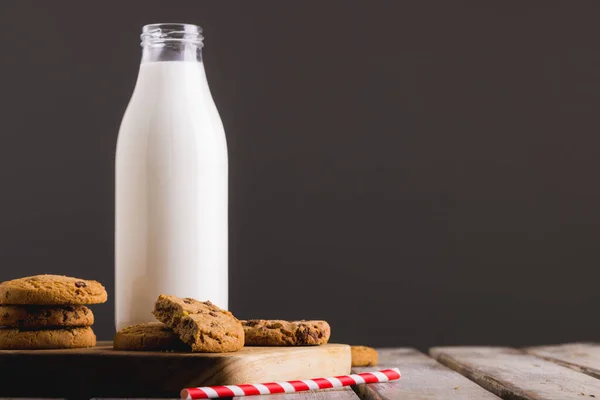 Melkfles Met Koekjes Tafel Tegen Grijze Achtergrond Kopieer Ruimte Ongewijzigd — Stockfoto