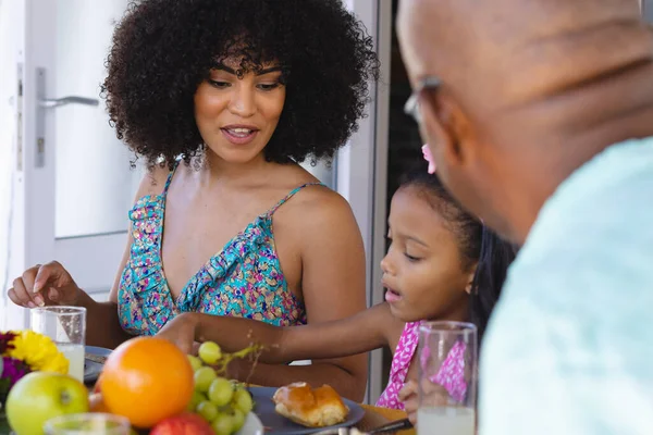 Multiraciale Grootvader Moeder Kijken Naar Het Meisje Dat Thuis Aan — Stockfoto