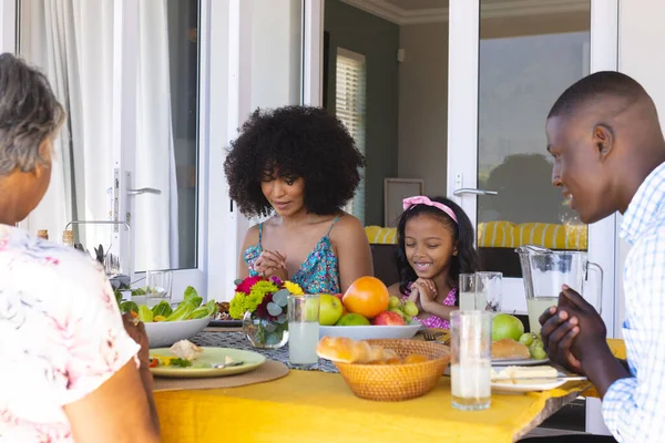 Multiraciale Multi Generatie Familie Bidden Voor Lunch Tijdens Het Zitten — Stockfoto