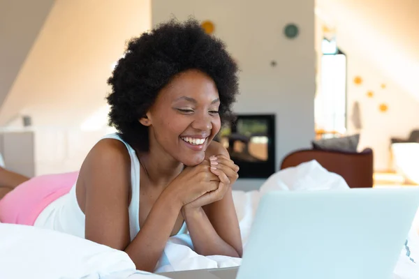Neşeli Afro Amerikan Afro Amerikan Kadın Yatakta Yatarken Dizüstü Bilgisayara — Stok fotoğraf