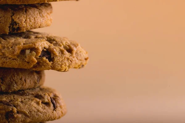 Detailní Záběr Naskládaných Cookies Hnědém Pozadí Kopírovacím Prostorem Nezměněné Podobě — Stock fotografie