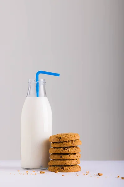 白い背景にクッキーのスタックでわらとミルクボトル コピースペース 変更されていない 食べ物 飲み物 スタジオで撮影された健康的な食品コンセプト — ストック写真