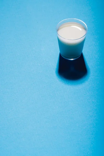 Υψηλή Γωνία Άποψη Του Γυαλιού Του Γάλακτος Μπλε Φόντο Αντίγραφο — Φωτογραφία Αρχείου
