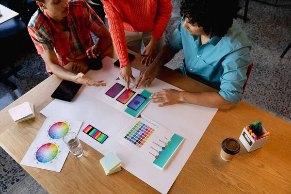 オフィスでチャートについて議論する多人種の男性と女性の同僚を作成します 変化のないチームワーク創造的なビジネス職場多様性デザインの職業 — ストック写真