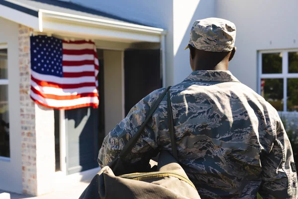 Hátsó Kilátás Katonai Katona Álcázó Ruhát Hátizsák Áll Ház Előtt — Stock Fotó