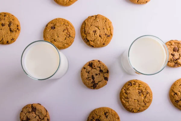Přímo Nad Záběrem Mléka Brýlích Cookies Bílém Pozadí Kopírovat Prostor — Stock fotografie