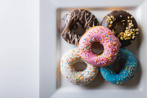 Bovenaanzicht Van Verse Multi Gekleurde Donuts Plaat Witte Achtergrond Onveranderd — Stockfoto