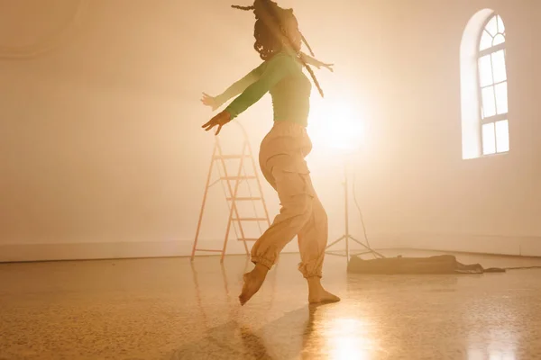Afbeelding Van Biracial Vrouwelijke Moderne Danser Dansen Gerookte Interieur Dans — Stockfoto