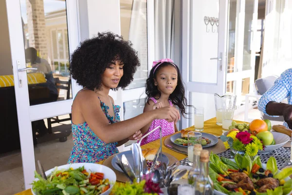 Biraciale Moeder Met Afrokapsel Die Thuis Luncht Met Dochter Aan — Stockfoto