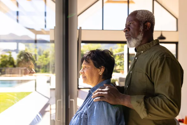 Sidovy Multiracial Senior Par Tittar Genom Fönstret När Står Äldreboende — Stockfoto