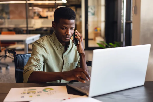 Αφροαμερικάνος Νεαρός Επιχειρηματίας Αναπηρία Μιλάει Στο Κινητό Τηλέφωνο Και Χρησιμοποιεί — Φωτογραφία Αρχείου