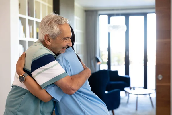 Καυκάσιος Ηλικιωμένος Και Σημαιοφόρος Που Αγκαλιάζονται Στο Σπίτι Ιατρική Περίθαλψη — Φωτογραφία Αρχείου