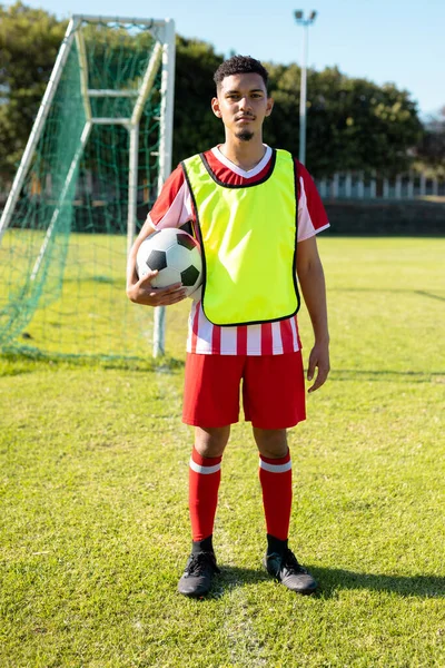 Portrét Mladého Mužského Hráče Uniformě Držícího Fotbalový Míč Ruce Stojícího — Stock fotografie
