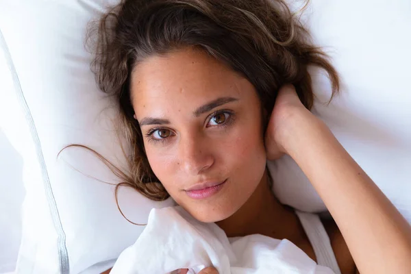 Κοντινό Πορτραίτο Της Καυκάσιας Όμορφης Νεαρής Γυναίκας Ξαπλωμένης Στο Κρεβάτι — Φωτογραφία Αρχείου
