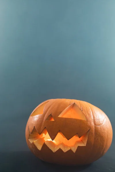 Närbild Snidade Halloween Pumpa Mot Rök Effekt Grå Bakgrund Halloween — Stockfoto