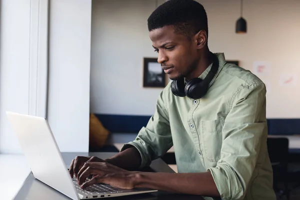 Decidido Hombre Negocios Afroamericano Joven Con Auriculares Que Trabajan Ordenador —  Fotos de Stock