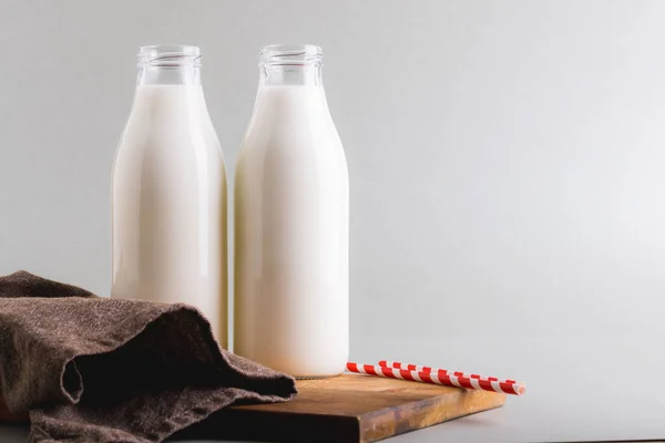 Melk Glazen Flessen Tegen Grijze Achtergrond Met Kopieerruimte Ongewijzigd Voedsel — Stockfoto
