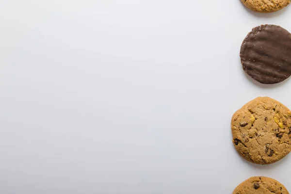 コピースペース付きの白い背景に配置されたクッキーの概要 変化のない食べ物スタジオでの撮影 — ストック写真