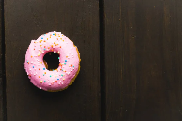 Direct Boven Zicht Verse Roze Donut Met Sproeiers Houten Tafel — Stockfoto
