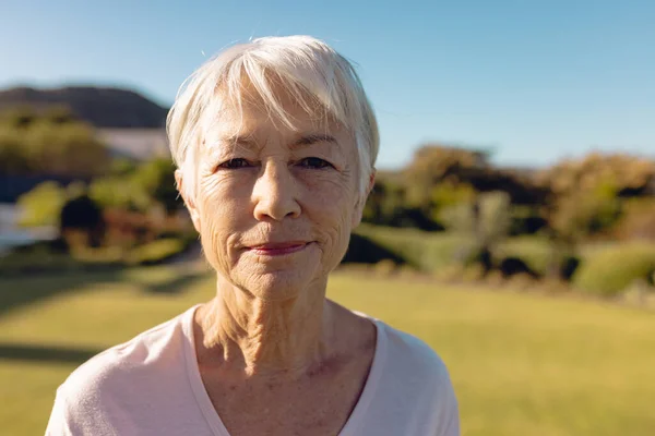 Zbliżenie Portret Azjatyckiej Seniorki Krótkimi Włosami Przeciwko Błękitnemu Niebu Podwórku — Zdjęcie stockowe