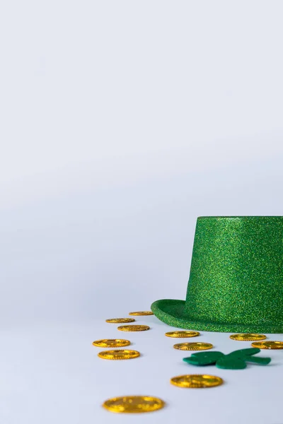 Πράσινο Καπέλο Χρυσά Νομίσματα Και Τριφύλλια Διακοσμήσεις Αντίγραφο Χώρου Λευκό — Φωτογραφία Αρχείου