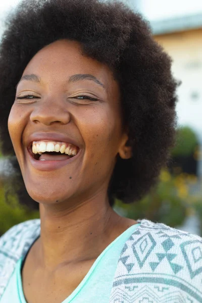 庭で笑っているアフリカ系アメリカ人女性の肖像画を閉じます 旅行と休暇のコンセプト — ストック写真