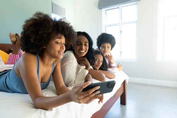 Biracial Frau Mit Afro Haaren Macht Selfie Über Handy Mit — Stockfoto