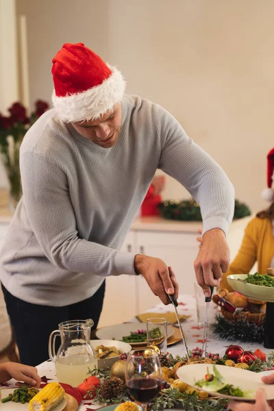 Homem Caucasiano Sentado Mesa Para Jantar Usando Chapéu Pai Natal — Fotografia de Stock