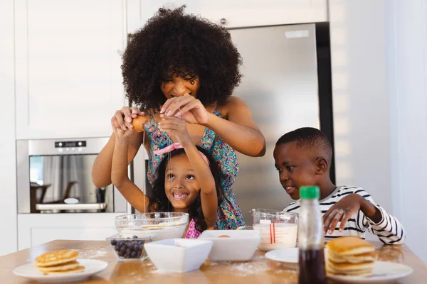 Madre Multiracial Con Pelo Afro Rompiendo Huevo Con Hija Tazón —  Fotos de Stock