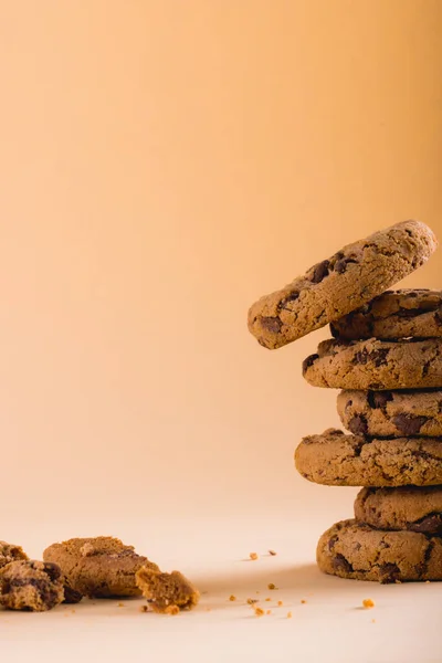 Close Dari Tumpukan Cookie Pada Latar Belakang Coklat Dengan Ruang — Stok Foto