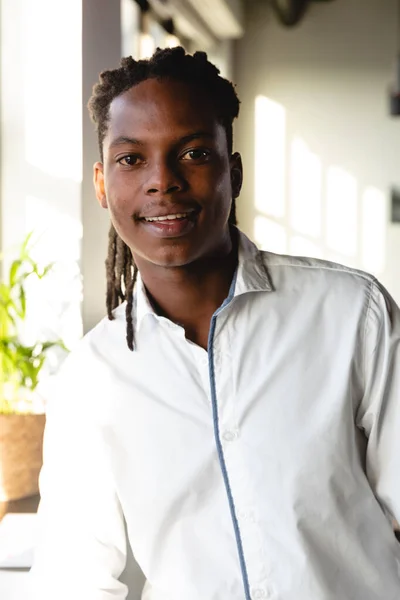 Портрет Усміхненого Афроамериканського Молодого Бізнесмена Дредлоками Творчому Офісі Неперевершений Креативний — стокове фото