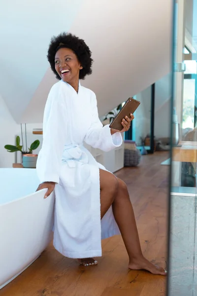 Fröhliche Junge Afroafrikanisch Amerikanische Frau Die Heimischen Badezimmer Wegschaut Kopiert — Stockfoto
