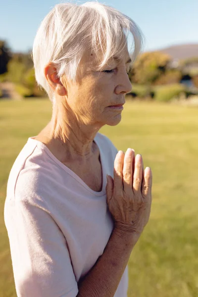 Азиатская Старшая Женщина Закрытыми Глазами Медитирует Молитвенной Позе Дворе Ясном — стоковое фото