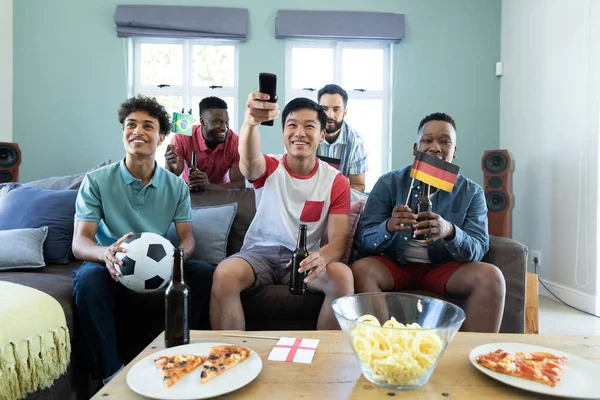 ビールボトル フラグや家庭でサッカーの試合を見てボールを持つ多人種の男性の友人 コピースペース スポーツ アルコール ドリンク 変更されていない 社会的な集まり 楽しみ 週末の活動 — ストック写真