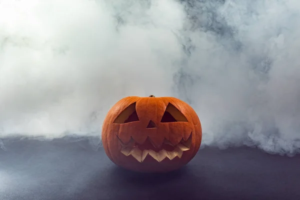 Wyrzeźbione Straszne Halloween Dyni Efekt Dymu Szarym Tle Halloween Uroczystość — Zdjęcie stockowe