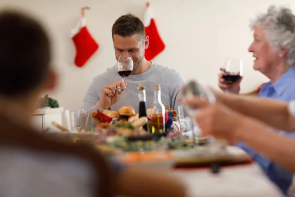 Multi Generatie Kaukasische Familie Zitten Aan Tafel Glimlachen Het Drinken — Stockfoto