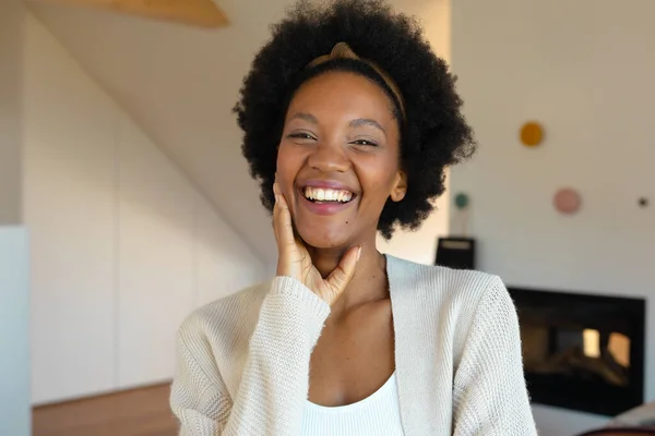 一个快乐的非洲裔年轻美国女人在家里的肖像 复制空间 不变的生活方式和简单的生活概念 — 图库照片