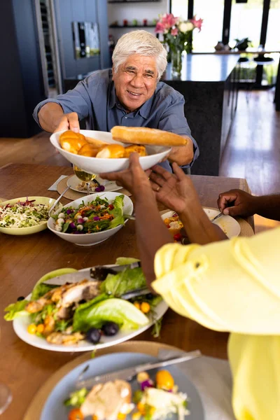 Leende Multiracial Senior Man Ger Bröd Till Kvinnlig Vän Medan — Stockfoto
